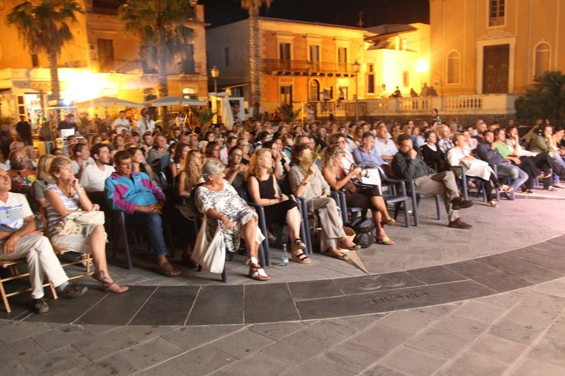 Il numeroso pubblico che riempie le piazze