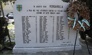 Trieste: Monumento del 2011 alle vittime di Vergarolla posto accanto alla Cattedrale di San Giusto