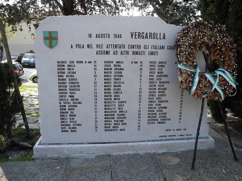 Trieste: Monumento del 2011 alle vittime di Vergarolla posto accanto alla Cattedrale di San Giusto