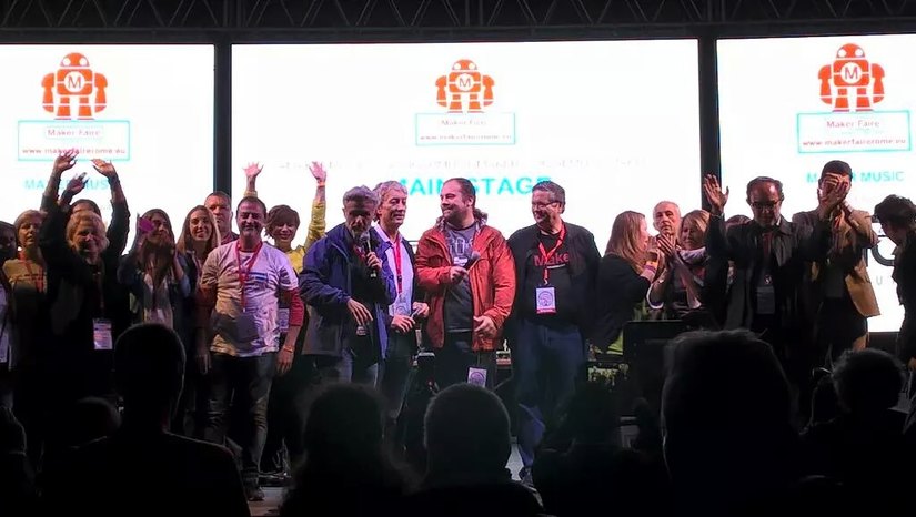 Massimo Banzi, Riccardo Luna e gli altri organizzatori sul palco