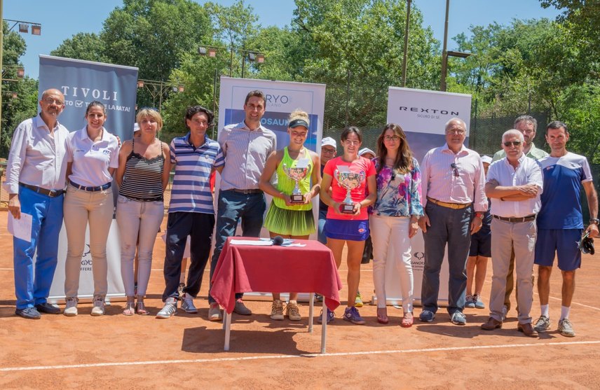 La premiazione con le autorità, le atlete, gli organizzatori e gli sponsor 