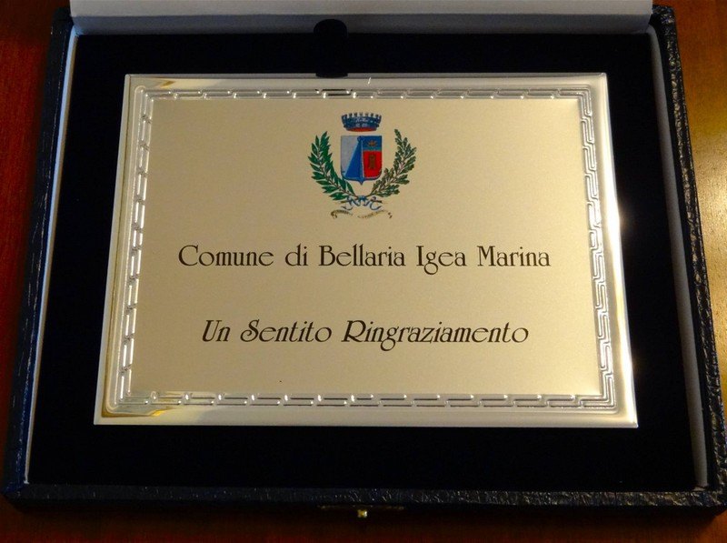 La targa con cui è stato premiato Riva a Bellaria 