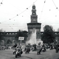 Lambrette in piazza Castello 