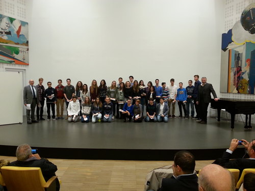 Il gruppo di studenti segratesi premiati dall'Assessore Pedroni e dal Sindaco Alessandrini 