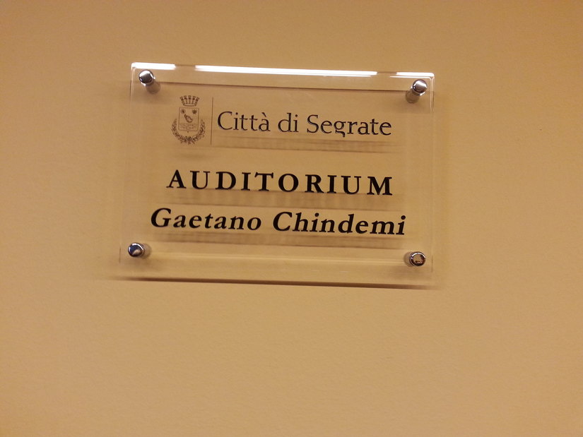 La targa dell'Auditorium intitolato a Gaetano Chindemi 