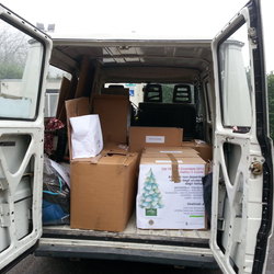 Un furgone Lions carico di scatoloni da conseganare alle varie Associazioni 
