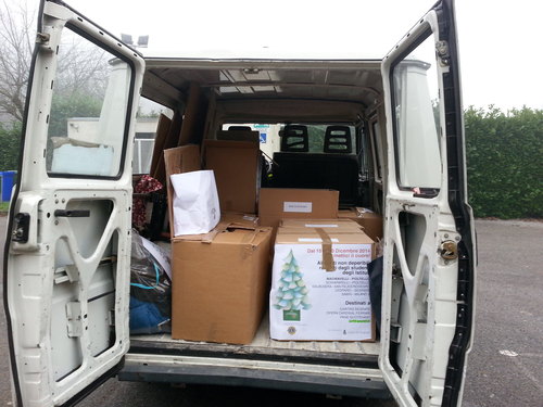 Un furgone Lions carico di scatoloni da conseganare alle varie Associazioni 