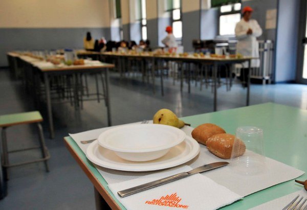 Piatti biodegradabili: al via nelle scuole primarie di Milano