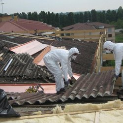 Operai durante bonifica di un tetto in Eternit 