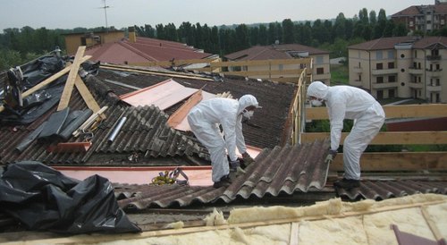 Operai durante bonifica di un tetto in Eternit 