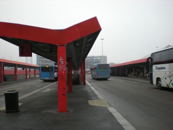 Il capolinea degli autobus presso il terminal della metropolitana 