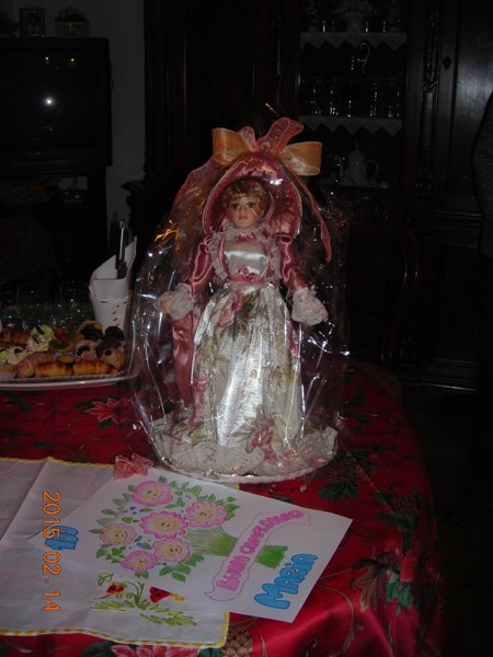 La bambola di porcellana donata dal gruppo 