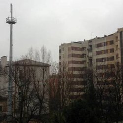 L'antenna Telecom sorta tra i palazzi a San Donato 