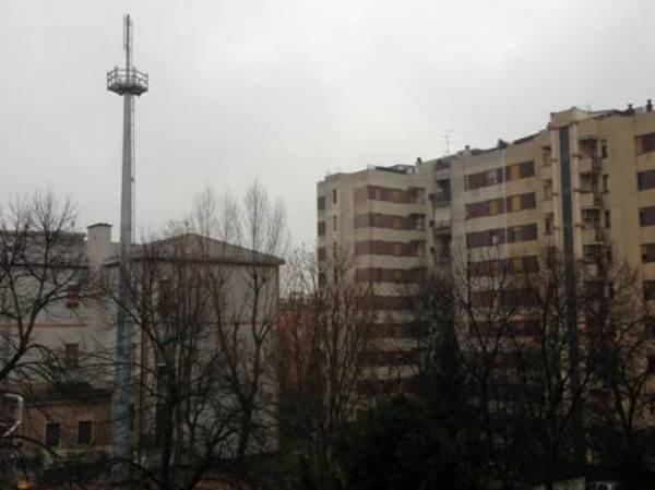 L'antenna Telecom sorta tra i palazzi a San Donato 