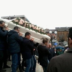 Il feretro bianco di Teresa al termine del funerale 