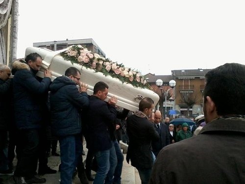 Il feretro bianco di Teresa al termine del funerale 