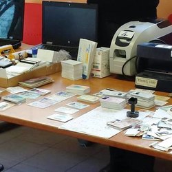 Il materiale per la falsificazione sequestrato al 28enne cingalese 