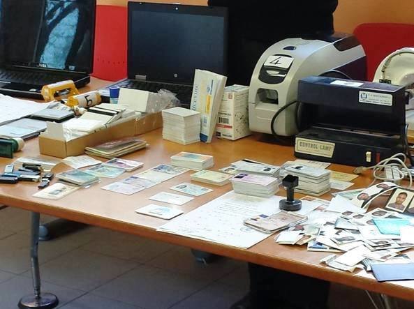 Il materiale per la falsificazione sequestrato al 28enne cingalese 