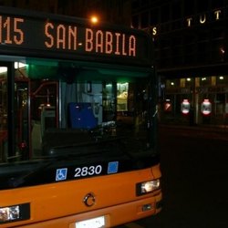 Un autobus che effettua servizio notturno 