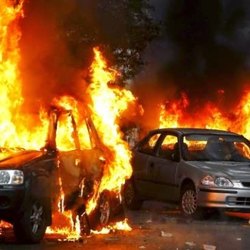 Auto bruciate durante gli scontri di Milano 