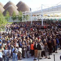 Folla di visitatori all'ingresso di Expo 
