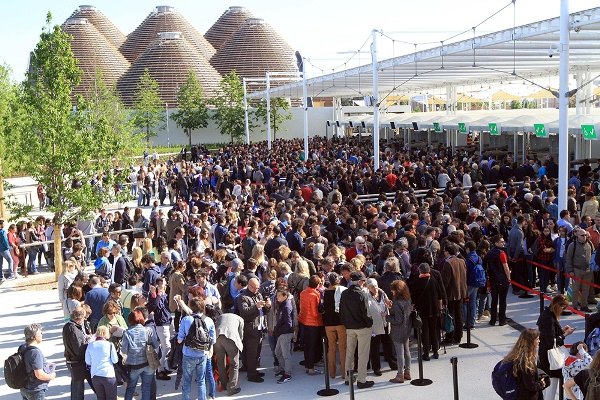 Folla di visitatori all'ingresso di Expo 
