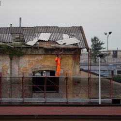 Un operaio al lavoro sotto il tetto 