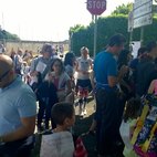 Le tante persone in coda per la firma contro la chiusura dell'asilo
