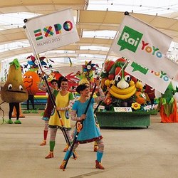 La parata delle mascotte a Expo 