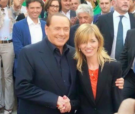 La stretta di mano fra Berlusconi e Fraschini 