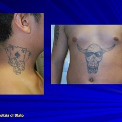 Alcuni tatuaggi sul corpo dei fermati, segni distintivi dell'appartenenza alla gang 