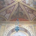 Il soffitto della cappella con affreschi del cinquecento