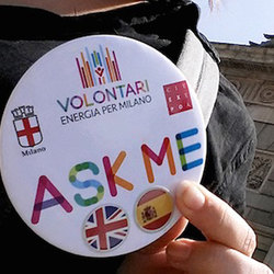 La spilla che identifica i volontari, indicante le lingue parlate 