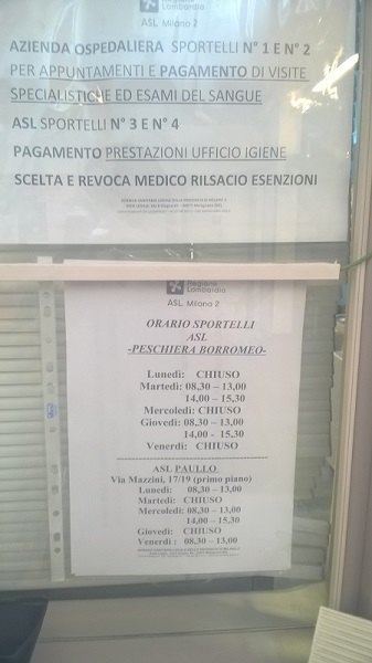 Gli orari degli sportelli di via Matteotti a Peschiera Borromeo (foto del 7/08/2015) 