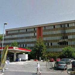 Il palazzo ex Telecom di via Fantoli, zona Mecenate, a Milano 