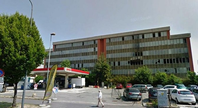 Il palazzo ex Telecom di via Fantoli, zona Mecenate, a Milano 