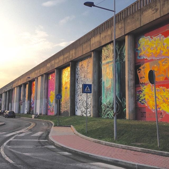 Il muro di via Greppi dopo la riqualificazione artistica 