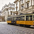 Il caratteristico tram in piazza della Scala