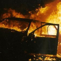 Un'auto in fiamme 