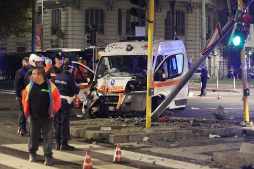 L'ambulanza distrutta dopo lo schianto con un'auto dei carabinieri 