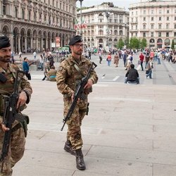 Militari in piazza del Duomo 