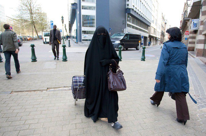 Esempio di velo Niqab (che rende visibile solamente gli occhi della donna) 