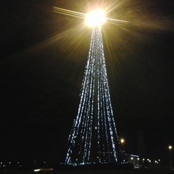 L'albero di Natale illuminato della torre 