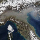 Dalla foto satellitare si riscontra l'alto inquinamento della Pianura Padana