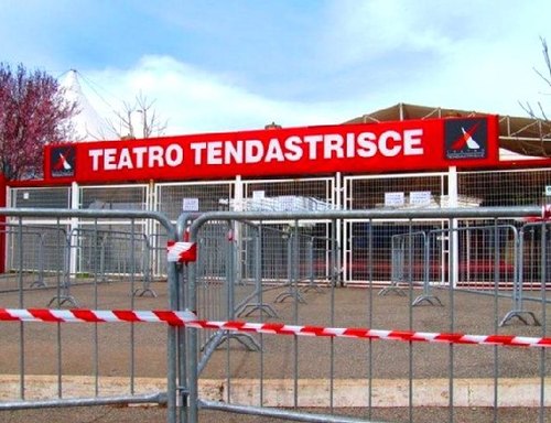 L'ingresso chiuso del Teatro Tendastrisce 