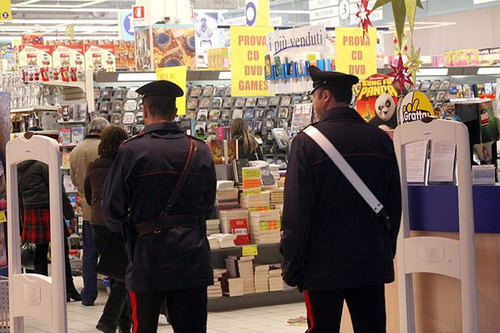 Due Carabinieri in un Centro Commerciale 