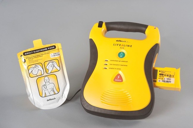 Un defibrillatore semi-automatico 