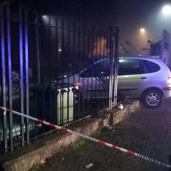 La cancellata del Benini sfondata dalla Renault 