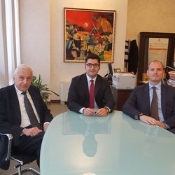 Da sx: Gianluigi Testa, Presidente di Obi Italia, Alessandro Lorenzano e Cesare Epinati, Direttore Espansione Obi Italia 