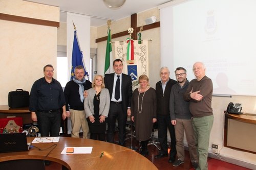 Andrea Checchi (al centro) con gli altri firmatari dell'accordo 